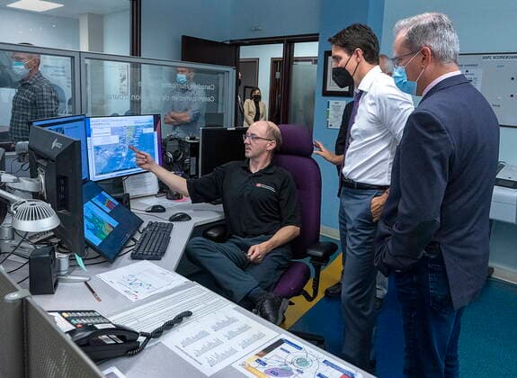 October 4, 2022, Dartmouth, NS, Canada: Prime Minister Justin Trudeau, accompanied by Dartmouth-Cole Harbour MP Darren Fisher, right, chats with Chris Fogarty, a meteorologist at the Canadian Hurricane Centre in Dartmouth, N.S. on Tuesday, Oct. 4, 2022. Trudeau announced funding to support victims of post-tropical storm Fiona. Dartmouth Canada - ZUMAc35_ 20221004_zaf_c35_034 Copyright: xAndrewxVaughanx