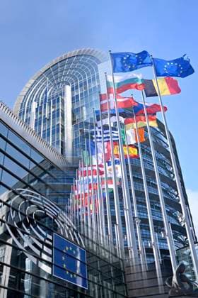 Die Mitglieder des EU-Parlaments pendeln monatlich ausser im August zwischen Straßburg und Brüssel. Deutsche EU-Politiker fordern eine Winterpause für den EU-Parlamentssitz in Straßburg um den Energieverbrauch zu reduzieren.. Fotomontage Europäisches Parlament - Station Europe in Brüssel und EU Parlament in Straßburg. *** The members of the EU Parliament commute monthly except in August between Strasbourg and Brussels German EU politicians demand a winter break for the EU Parliament seat in Strasbourg to reduce energy consumption Photo montage European Parliament Station Europe in Brussels and EU Parliament in Strasbourg Foto:xD.xAnoraganingrumx xFuturexImage