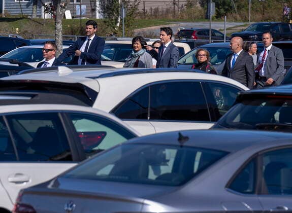 October 4, 2022, Dartmouth, NS, Canada: Prime Minister Justin Trudeau, centre, accompanied by regional MPs and his security detail, heads through a parking lot to make an announcement about funding for victims of post-tropical storm Fiona in Dartmouth, N.S. on Tuesday, Oct. 4, 2022. Dartmouth Canada - ZUMAc35_ 20221004_zaf_c35_036 Copyright: xAndrewxVaughanx