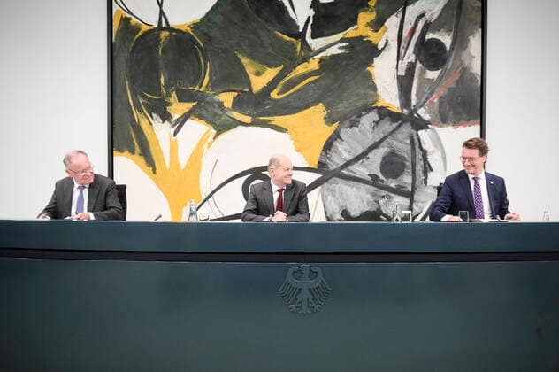 News Themen der Woche KW40 News Bilder des Tages Berlin, Pressekonferenz nach Bund-Länder-Treffen Bundeskanzler Olaf Scholz (SPD), Hendrik Wüst (Ministerpräsident des Landes Nordrhein-Westfalen, CDU) und Stephan Weil (Ministerpräsident von Niedersachsen, SPD) am 04.10.2022 während der gemeinsamen Pressekonferenz im nach dem Bund-Länder-Treffen im Bundeskanzleramt in Berlin. Berlin Bundeskanzleramt Berlin Deutschland *** Berlin, press conference after Bund Länder meeting Federal Chancellor Olaf Scholz SPD , Hendrik Wüst Minister President of North Rhine Westphalia, CDU and Stephan Weil Minister President of Lower Saxony, SPD on 04 10 2022 during the joint press conference in the after the Bund Länder meeting at the Federal Chancellery in Berlin Berlin Federal Chancellery Berlin Germa