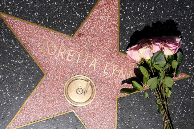 Entertainment Themen der Woche KW40 Entertainment Bilder des Tages October 4, 2022, Los Angeles, California, USA: Flowers are placed at the star of country music legend Loretta Lynn on the Hollywood Walk of Fame Tuesday, Oct. 4, 2022 in Los Angeles. Loretta Lynn who died today in Tennessee at age 90. Los Angeles USA - ZUMAc68_ 20221004_zaf_c68_006 Copyright: xRingoxChiux