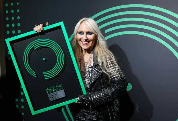 Bilder des Jahres 2022, Entertainment 10 Oktober Entertainment Themen der Woche KW40 04.10.2022, Berlin - Deutschland. Preis für Popkultur, Event im Admiralspalast. Doro Pesch bekommt den Preis für ihr Lebenswerk. *** 04 10 2022, Berlin Germany Pop Culture Award, event at Admiralspalast Doro Pesch receives lifetime achievement award