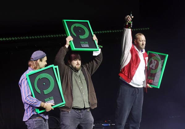 04.10.2022, Berlin - Deutschland. Preis für Popkultur, Event im Admiralspalast. Das Team Scheisse gewinnt in der Kategorie Hoffnungsvollster Newcomer .