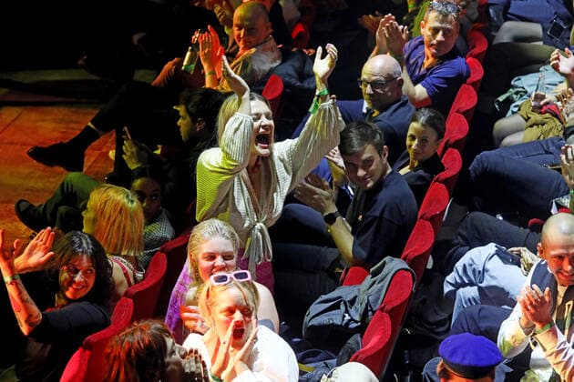 04.10.2022, Berlin - Deutschland. Preis für Popkultur, Event im Admiralspalast, das Publikum jubelt.