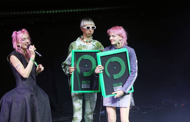04.10.2022, Berlin - Deutschland. Preis für Popkultur, Event im Admiralspalast. Blond gewinnt in der Kategorie Schönste Geschichte .