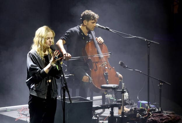 04.10.2022, Berlin - Deutschland. Preis für Popkultur, Event im Admiralspalast. Paula Hartmann singt aus ihrem Repertoire.