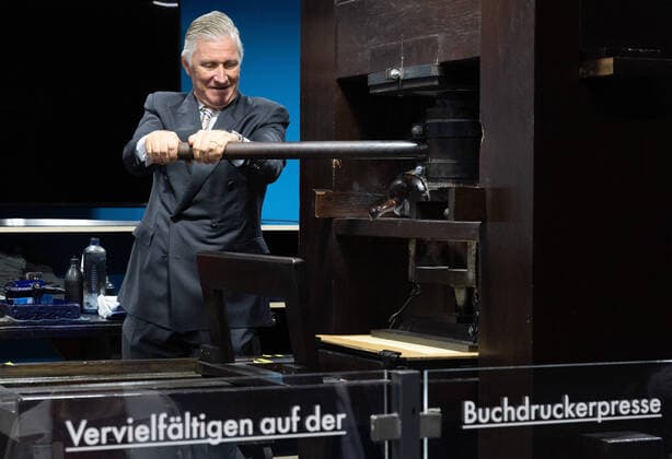 Entertainment Themen der Woche KW40 Entertainment Bilder des Tages King Philippe - Filip of Belgium pictured using the printing press to make a print sheet during a visit to Gutenberg Museum, part of an official visit of the Belgian Royal Couple to the Federal Republic of Germany and Rhineland-Palatinate, Wednesday 05 October 2022, in Mainz.  BENOITxDOPPAGNE 46319064