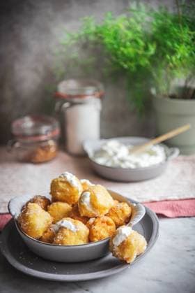 Bowl with crunchy nun s puffs bites stuffed with cream cheese placed on table in kitchen at home PatriciaGarcia_ID929_34030_007 Copyright: xPatriciaxGarciax Model Released