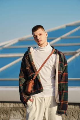  Urbane Mode. Junger Mann in lockerer Kleidung posiert auf der Straße *** urban Fashion Youngster Man in looser Clothing poses at the Street Copyright: imageBROKER/AlekseixIsachenko ibxaii08636613.jpg ,model released, Symbolfoto ,property released