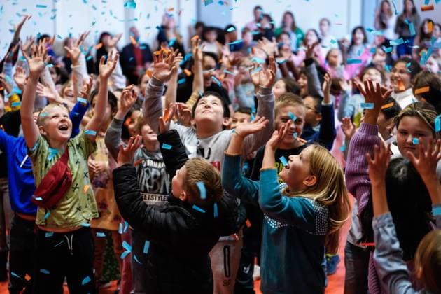 Wir wollen Mobbingfrei - Anti-Mobbing-Praeventionsprogramm Start in Berlin Berlin, Schuelerinnen und Schueler der Schinkel-Grundschule in Berlin in Aktion und voller Begeisterung bei dem Mitmach Anti-Mobbing-Praeventionsprogramm Tom Lehel™s WIR WOLLEN MOBBINGFREI!! Berlin Berlin Deutschland *** We want to be bullying free Anti bullying prevention program start in Berlin Berlin, students of Schinkel Elementary School in Berlin in action and full of enthusiasm at Tom Lehel™s join-in anti bullying prevention program WE WANT TO BE MOBBING FREE Berlin Berlin Germany