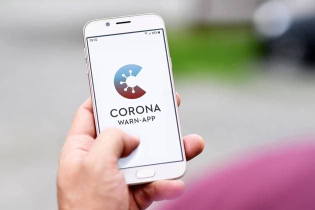  Offizielle deutsche Corona-Warn-App auf einem Handy, das von einer Hand gehalten wird, vor einem unscharfen Hintergrund, Deutschland, Europa *** official German Corona Warn App at a Mobile, the from a Hand held becomes, before a fuzzy Background, Germany, Europe Copyright: imageBROKER/Firn ibxmob08636584.jpg
