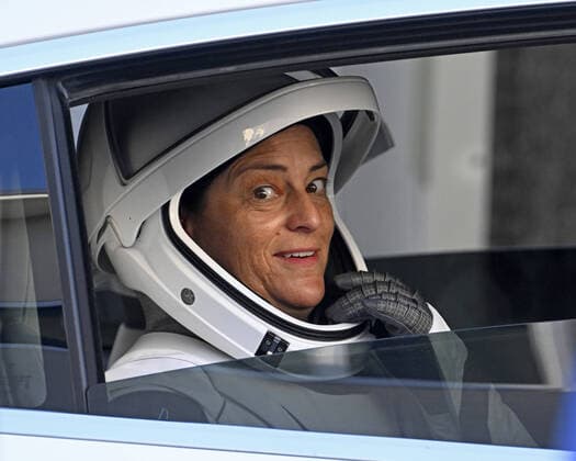 Bilder des Jahres 2022, News 10 Oktober News Themen der Woche KW40 News Bilder des Tages SpaceX NASA Crew-5 Commander Nicole Mann peers out of the window after walking out from the Neil Armstrong O&C Building at the Kennedy Space Center, Florida on Wednesday, October 5, 2022. 1 KSP20221005012 JOExMARINO