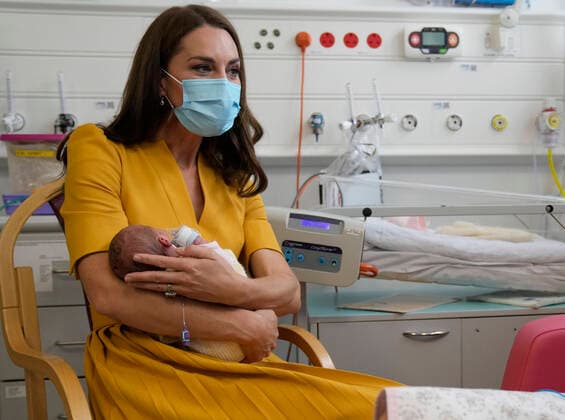 Entertainment Themen der Woche KW40 Entertainment Bilder des Tages Prinzessin Kate besucht Krankenhaus in Guildford . 05 10 2022. Guildford, United Kingdom. Kate Middleton, The Princess of Wales, cradles baby Bianca as she speaks to her mother Sylvia Novak during a visit to the Royal Surrey County Hospital in Guildford, United Kingdom.  xi-Imagesx xPoolx IIM-23811-0060