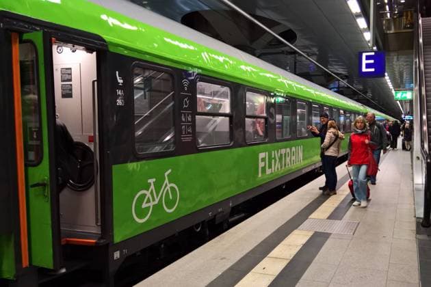 Die Flixtrain GmbH ist ein deutsches Eisenbahn-Verkehrsunternehmen der Flix SE. Es bietet seit 2017 deutschlandweiten Schienenpersonenfernverkehr an und tritt als Konkurrent der Deutschen Bahn auf. Das Angebot von Flixtrain fokussiert sich auf Verkehre zwischen Ballungszentren und ergaenzt so das ebenfalls zu Flix gehoerende Fernbusnetz, das unter dem Namen Flixbus vermarktet wird. Im Mai 2021 hat das Unternehmen auch den Zugverkehr in Schweden aufgenommen. Foto: Flixtrain am Hauptbahnhof in Berlin *** Flixtrain GmbH is a German rail transport company owned by Flix SE It has been offering long-distance passenger rail services throughout Germany since 2017 and acts as a competitor to Deutsche Bahn Flixtrains services focus on transports bet