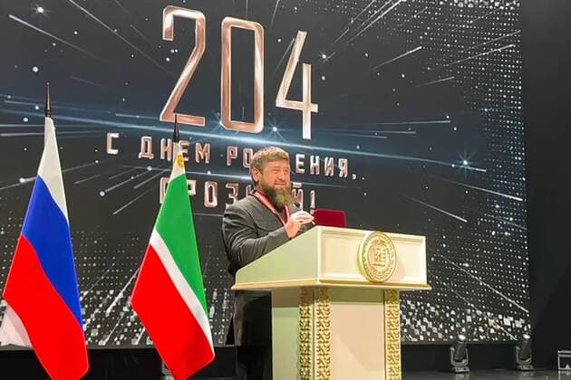 Bilder des Jahres 2022, News 10 Oktober News Themen der Woche KW40 News Bilder des Tages Russland, Ramzan Kadyrow nimmt Auszeichnung fÃ¼r die meissten Sanktionen gegen eine Person entgegen GROZNY, CHECHEN REPUBLIC, RUSSIA â€“ OCTOBER 5, 2022: Chechen Republic Head Ramzan Kadyrov receives a certificate from the Russian Book of Records for having the biggest number of personal sanctions. Kadyrov has set a record of the highest number of sanctions imposed against a person in the world; he has 15 sanctions imposed against him. Russian Book of Records editor-in-chief Stanislav Konenko presented Kadyrov with the certificate during an event marking the 204th anniversary of the city of Grozny. October 5 also marks Ramzan Kadyrovâ€™s 46th birthday. Best quality available. Video screen grab Taisiya Borshigova TASS  TS1452AC