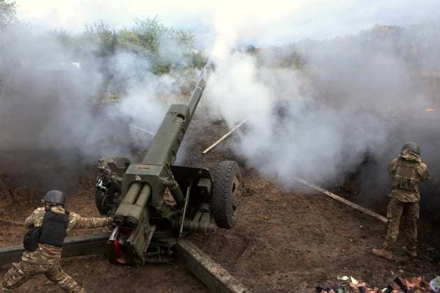 News Themen der Woche KW40 News Bilder des Tages Ukraine-Konflikt, Kampfhandlungen bei Charkiw KHARKIV REGION, UKRAINE - OCTOBER 05, 2022 - Artillerymen perform a combat mission in the north of Kharkiv Region, north-eastern Ukraine. Artillerymen of National Guard perform combat tasks in north of Kharkiv Region  Copyright: xVyacheslavxMadiyevskyix