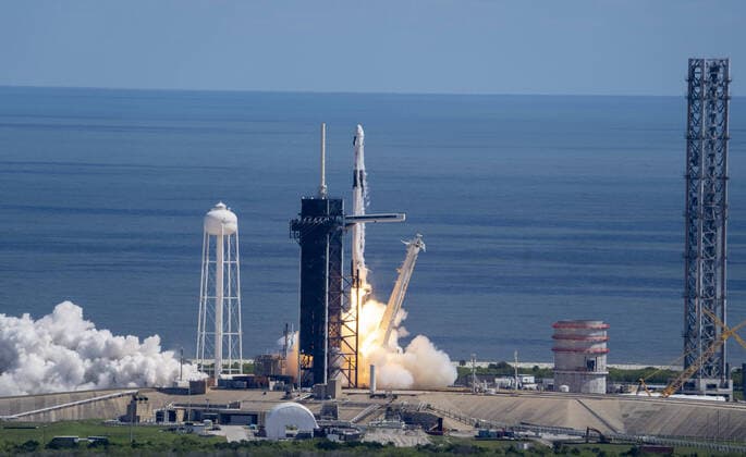 News Themen der Woche KW40 News Bilder des Tages USA, Start der SpaceX Falcon 9 mit Dragon Crew Raumschiff im Kennedy Space Center der NASA A SpaceX Falcon 9 rocket lifts off from Launchpad 39A with a Crew-5 Dragon capsule on top at the Kennedy Space Center, Florida on Wednesday, October 5, 2022. NASA s Crew-5 mission is on its way to the International Space Station. On board are Mission Commander Astronaut Nicole Mann and Pilot Astronaut Josh Cassada as well as Roscosmos Cosmonaut Anna Kikina and Japan Aerospace Exploration Agency Astronaut Koichi Wakata. 1 KSC20221005103 PatxBenic