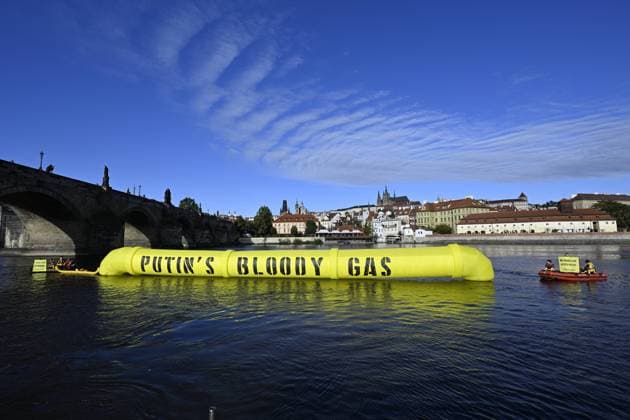 Bilder des Jahres 2022, News 10 Oktober News Themen der Woche KW40 News Bilder des Tages Greenpeace activists installed an inflatable model of the gas pipeline with inscription PUTIN S BLOODY GAS on the surface of the Vltava river near Charles Bridge in Prague, Czech Republic, on October 6, 2022, the day of the summit of the European Political Community (EPC). (CTKxPhoto MichalxKrumphanzl) CTKPhotoP2022100602626 