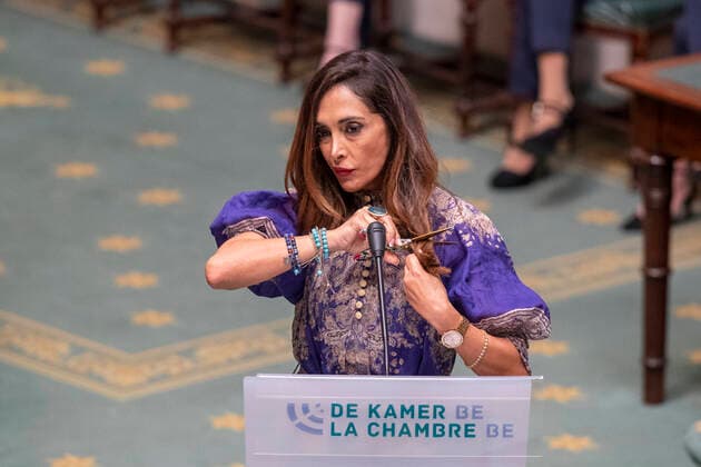 Bilder des Jahres 2022, News 10 Oktober News Themen der Woche KW40 News Bilder des Tages Belgien, Abgeordnete Darya Safai schneidet sich aus Solidarität mit Protesten in Iran Haare ab N-VA s Darya Safai cutting some of her hair as protest against events in Iran and other parliament members applaud during a plenary session of the Chamber at the Federal Parliament in Brussels, Thursday 06 October 2022.  NICOLASxMAETERLINCK 46383617