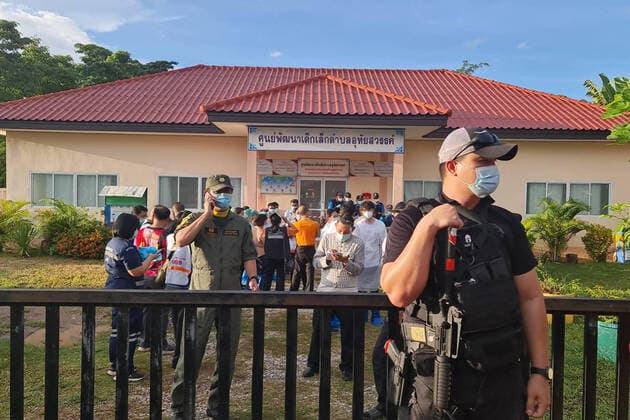 Bilder des Jahres 2022, News 10 Oktober News Themen der Woche KW40 News Bilder des Tages Thailand, Mehr als 30 Tote bei Angriff auf Kindergarten in Na Klang, Provinz Nong Bua Lamphu (221006) -- NONG BUA LAMPHU, Oct. 6, 2022 () -- A police officer stands guard at the childcare center where a shooting took place in Nong Bua Lamphu province, Thailand, Oct. 6, 2022. The death toll from a mass shooting at a childcare center on Thursday in northeast Thailand s Nong Bua Lamphu province has risen to 38, most of them children, local authorities said. () THAILAND-NONG BUA LAMPHU-MASS SHOOTING Xinhua 