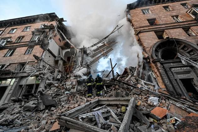 Ukraine-Krieg, Jahrestag der Invasion, Chronologie der Ereignisse, Archivbilder Bilder des Jahres 2022, News 10 Oktober News Themen der Woche KW40 News Bilder des Tages ZAPORIZHZHIA, UKRAINE - OCTOBER 06, 2022 - Rescuers work at the site of a multiple S-300 missile strike by the russian troops on Zaporizhzhia, south-eastern Ukraine. Russian troops once again launch missile attack on Zaporizhzhia  Copyright: xDmytroxSmoliyenkox