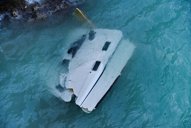News Themen der Woche KW40 News Bilder des Tages Griechenland, Tote bei Untergang von Flüchtlingsboot vor Kythira October 6, 2022, Kythira island, Greece: Bodies are seen floating amongst debris after a sailboat carrying migrants smashed into rocks and sank off the island of Kythira, southern Greece, . Residents of a Greek island pulled shipwrecked migrants to safety up steep cliffs in dramatic rescues after two boats sank in Greek waters, leaving at least 21 people dead and many still missing Kythira island Greece - ZUMAe114 20221006_zaa_e114_015 Copyright: xEurokinissix