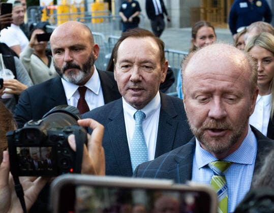 Bilder des Jahres 2022, Entertainment 10 Oktober Entertainment Themen der Woche KW40 Entertainment Bilder des Tages October 6, 2022: Kevin Spacey leaves federal court in Manhattan following the first day of actor Anthony Rapp s civil trial against him on Thursday, Oct. 6, 2022. - ZUMAm67_ 20221006_zaf_m67_024 Copyright: xMollyxCrane-Newmanx