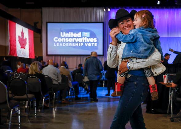 October 6, 2022, Calgary, AB, CANADA: A mother and her child await results at the United Conservative Party of Alberta s leadership announcement in Calgary, Alta., Thursday, Oct. 6, 2022. Calgary CANADA  - ZUMAc35_ 20221006_zaf_c35_149 Copyright: xJeffxMcintoshx