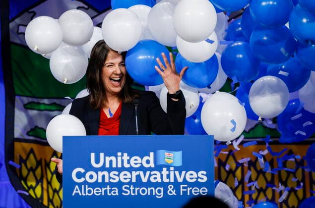 News Bilder des Tages October 6, 2022, Calgary, AB, CANADA: Danielle Smith celebrates after being chosen as the new leader of the United Conservative Party and next Alberta premier in Calgary, Alta., Thursday, Oct. 6, 2022. Calgary CANADA  - ZUMAc35_ 20221006_zaf_c35_158 Copyright: xJeffxMcintoshx