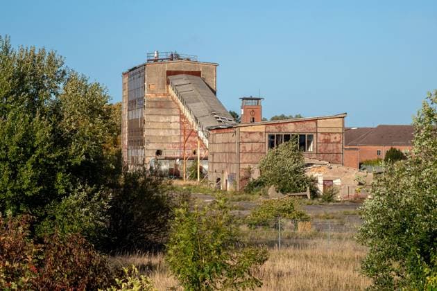 Industriebrache: Faserplattenwerk Ribnitz-Damgarten - 06.10.2022: Symbolbild: Lost Place - Größtenteils befindet sich nach erfolgloser Privatisierung des VEB Faserplattenwerk Ribnitz-Damgarten das 46 Hektar große Gelände seit 1997 im Dornröschenschlaf. Allerdings konnten sich schrittweise einige Unternehmen im nordwestlichen Abschnitt ansiedeln. Die Stadt Ribnitz-Damgarten beabsichtigt, das private Areal auch für Wohnungen zu nutzen. Dazu soll es Gespräche mit dem Eigentümer geben. Foto: Förderbandanlage für die Holzverarbeitung. (06.10.2022) Ribnitz-Damgarten Mecklenburg-Vorpommern Deutschland *** Industrial wasteland fiberboard plant Ribnitz Damgarten 06 10 2022 Symbol image Lost Place For the most part, after the unsuccessful