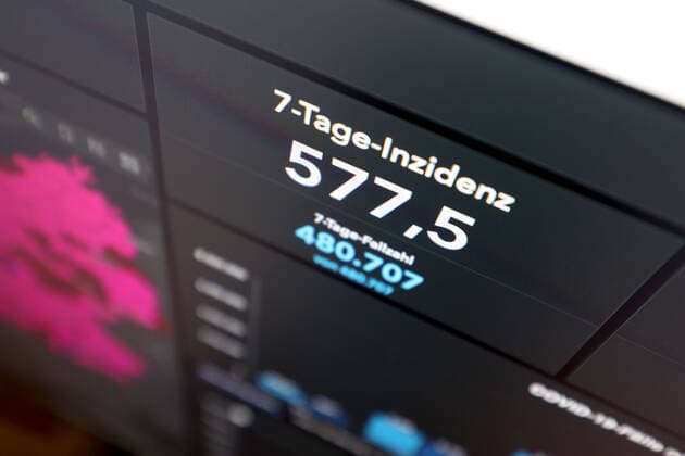 News Bilder des Tages Dashboard des RKI, die 7-Tage-Inzidenz liegt nun bei 577,5 7-Tage-Inzidenz, Dashboard des RKI auf einem Monitor am 07.10.2022 in Siegen Deutschland.