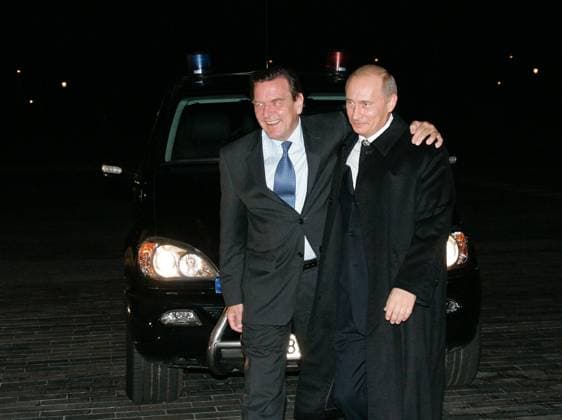 PUTIN SCHROEDER 119816 07.10.2005 Russian President Vladimir Putin and German Chancellor Gerhard Schroeder (right to left) in the Konstantinovsky Palace. Vladimir Rodionov Sputnik St. Petersburg Russia  Copyright: xVladimirxRodionovx