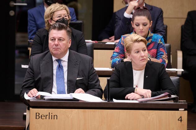 News Themen der Woche KW40 News Bilder des Tages Sitzung des Bundesrates in Berlin Franziska Giffey (Regierende Bürgermeister von Berlin, SPD) und Andreas Geisel (Senator für Stadtentwicklung, Bauen und Wohnen, SPD) während der Sitzung des Bundesrates am 07.10.2022 in Berlin. Berlin Bundesrat Berlin Deutschland *** Meeting of the Bundesrat in Berlin Franziska Giffey Governing Mayor of Berlin, SPD and Andreas Geisel Senator for Urban Development, Construction and Housing, SPD during the meeting of the Bundesrat on 07 10 2022 in Berlin Berlin Bundesrat Berlin Germany