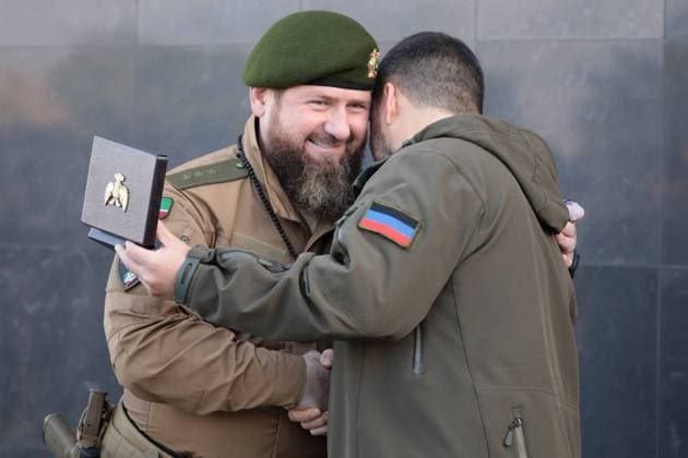 Ukraine-Krieg, Jahrestag der Invasion, Chronologie der Ereignisse, Archivbilder News Themen der Woche KW40 News Bilder des Tages Russia. Grozny. OCTOBER 7, 2022. Donetsk People s Republic Head Denis Pushilin (R) awards Chechen Republic Head Kadyrov with the Hero of Donetsk Peopleâ€™s Republic star and a medal for the liberation of Mariupol. The Russian Armed Forces are carrying out a special military operation in Ukraine in response to requests from the leaders of the Donetsk People s Republic and the Lugansk People s Republic for assistance. Yelena Afonina TASS  55227178