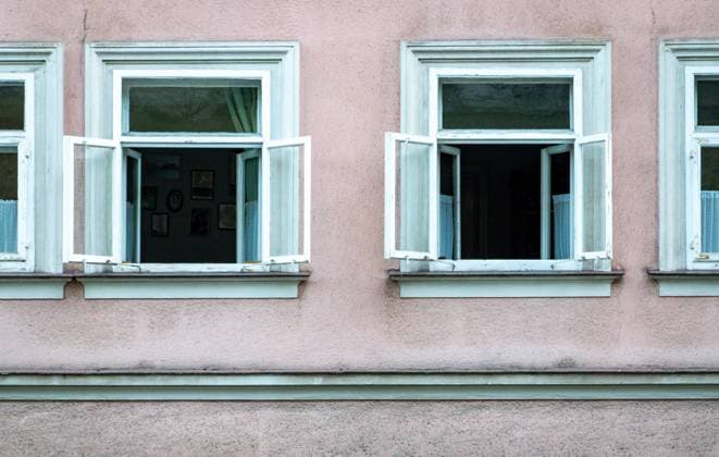 03.07.2022, Deutschland, auf dem Foto zwei offene Fenster in einem Wohnhaus *** 03 07 2022, Germany, on the photo two open windows in a residential house