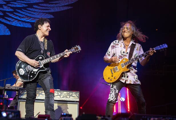 HONOLULU, HI - October 6, 2022: ***HOUSE COVERAGE*** Neal Schon and Kirk Hammett pictured as Journey s Neal Schon welcomes Metallica s Kirk Hammett to the stage during a Journey concert at Neal Blaisdell Arena in Honolulu, HI on October 6, 2022. Copyright: xErikxKabikxPhotography xMediaPunchx