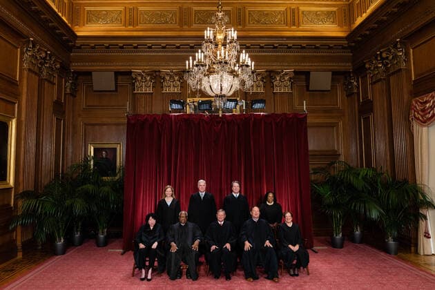 Bilder des Jahres 2022, News 10 Oktober News Themen der Woche KW40 News Bilder des Tages Justices of the US Supreme Court during a formal group photograph at the Supreme Court in Washington, D.C., US, on Friday, Oct. 7, 2022. Seated from left: Associate Justice Sonia Sotomayor, Associate Justice Clarence Thomas, Chief Justice John Roberts, Associate Justice Samuel Alito Jr. and Associate Justice Elena Kagan. Standing from left: Associate Justice Amy Coney Barrett, Associate Justice Neil Gorsuch, Associate Justice Brett Kavanaugh and Associate Justice Ketanji Brown Jackson. 1 WASP2022100703 EricxLee
