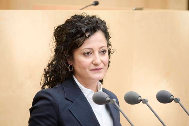 Sitzung des Bundesrates in Berlin Cansel Kiziltepe (Parlamentarische Staatssekretärin bei der Bundesministerin für Wohnen, Stadtentwicklung und Bauwesen, SPD) während der Sitzung des Bundesrates am 07.10.2022 in Berlin. Berlin Bundesrat Berlin Deutschland *** Meeting of the Bundesrat in Berlin Cansel Kiziltepe Parliamentary State Secretary to the Federal Minister for Housing, Urban Development and Construction, SPD during the meeting of the Bundesrat on 07 10 2022 in Berlin Berlin Bundesrat Berlin Germany