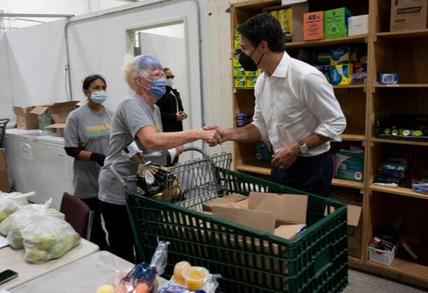 October 7, 2022, Ottawa, ON, Canada: Prime Minister Justin Trudeau meets with volunteers as he visits a food bank, Friday, Oct. 7, 2022 in Ottawa. Ottawa Canada  - ZUMAc35_ 20221007_zaf_c35_002 Copyright: xAdrianxWyldx