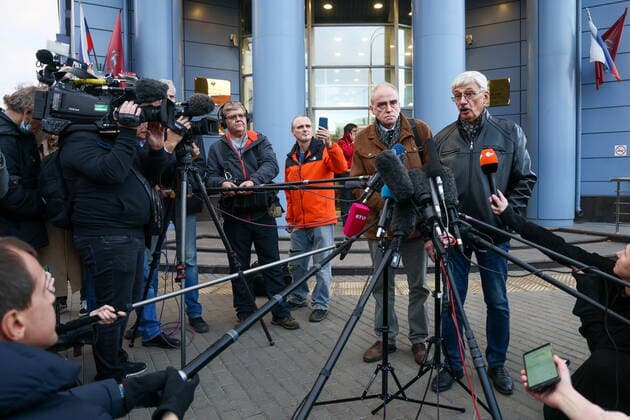Russia. Moscow. OCTOBER 7, 2022. Yan Rachinsky, chairman of the Board at the Memorial Russian human rights organization, and Oleg Orlov (L-R center), chairman of the Council at the Memorial Russian human rights organization, talk to journalists outside Moscow s Meshchansky District Court after the announcement of the 2022 Nobel Peace Prize winners. The Russian Supreme Court shut down the Memorial Russian human rights organization (added to the list of foreign agents) on December 28, 2021. Alexander Shcherbak TASS  55232032