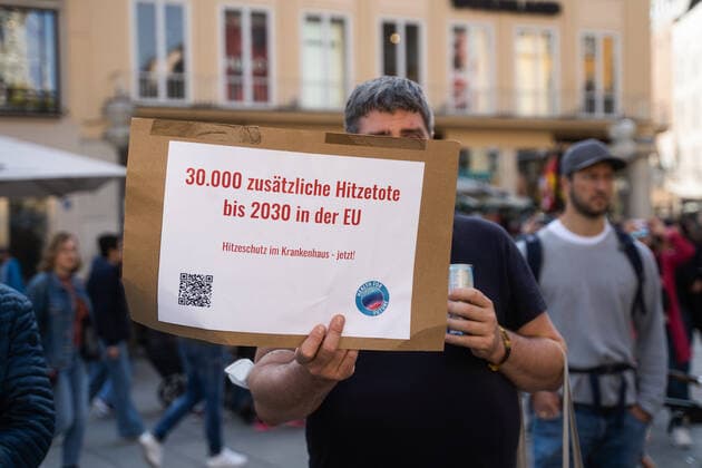 Fridays for Future Demonstration in München Teilnehmer*in mit Schild 30.000 zusätzliche Hitzetote bis 2030 in der EU. Hitzeschutz im Krankenhaus- Jetzt . Am 7. Oktober 2022 versammelten sich ca. 120 Teilnehmer*innen, um gemeinsam mit Fridays for Future für Klimagerechtigkeit und für den Erhalt von Lützerath, einem Dorf in NRW zu demonstrieren. Dieses soll für den Abbau von Kohle abgebaggert werden und damit würde auch die 1,5-Grad-Grenze fallen. -- Participant with sign 30,000 additional heat deaths by 2030 in the EU. Heat protection in hospitals - now . On 7th October 2022, about 120 participants gathered together with Fridays for Future to demonstrate for climate justice and for the preservation of Luetzerath, a village in N Copyright: xmufkinnphotosx