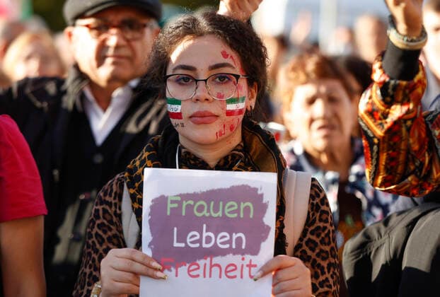 News Themen der Woche KW40 News Bilder des Tages Demo Solidaritaet mit Protesten im Iran Berlin, 07.10.2022 - Demonstration von in Berlin lebenden Iranern fuer Solidaritaet mit den iranischen Protesten wegen der Ermordung von Mahsa Amini. Berlin Berlin Deutschland *** Demo solidarity with protests in Iran Berlin, 07 10 2022 Demonstration of Iranians living in Berlin for solidarity with Iranian protests over the assassination of Mahsa Amini Berlin Berlin Germany