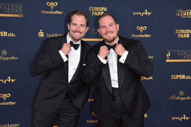 Dennis Wolter, Benjamin Wolter (World Wide Wohnzimmer) bei der GOLDENE HENNE 2022 in der Media City in Leipzig am 07.10.2022 - Roter Teppich