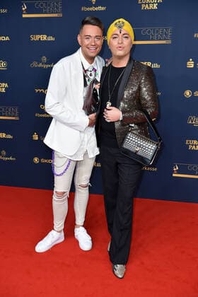 Julian F. M. Stöckel mit Freund Marcell Damaschke bei der GOLDENE HENNE 2022 in der Media City in Leipzig am 07.10.2022 - Roter Teppich