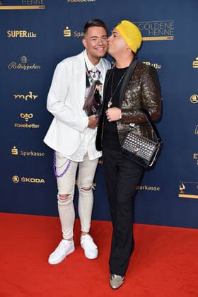 Julian F. M. Stöckel mit Freund Marcell Damaschke bei der GOLDENE HENNE 2022 in der Media City in Leipzig am 07.10.2022 - Roter Teppich