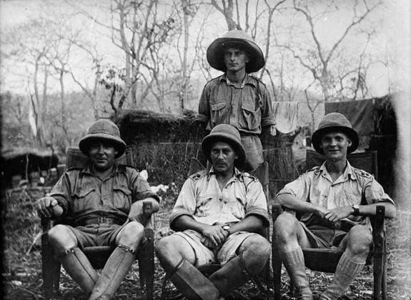 Ministry of Information First World War Official Collection German East African Campaign. Captain Gardner and three other medical officers of the Nigerian Field Ambulance. Copyright: xpiemagsx minofinfopieww04102022-277 !ACHTUNG AUFNAHMEDATUM GESCHÄTZT!