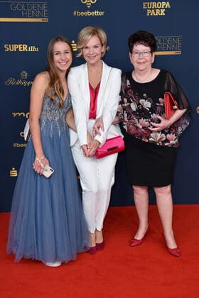 Andrea Kathrin Loewig mit Mutter Christa und Tochter Josephine bei der GOLDENE HENNE 2022 in der Media City in Leipzig am 07.01.2022 - Roter Teppich
