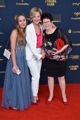 Andrea Kathrin Loewig mit Mutter Christa und Tochter Josephine bei der GOLDENE HENNE 2022 in der Media City in Leipzig am 07.01.2022 - Roter Teppich