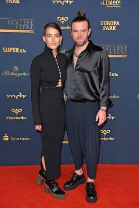 Alina Sueggeler, Andi Weizel (Frida Gold) bei der GOLDENE HENNE 2022 in der Media City in Leipzig am 07.01.2022 - Roter Teppich