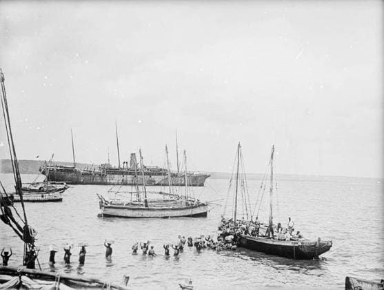 Ministry of Information First World War Official Collection German East African Campaign. Primitive method of landing stores at Port Amelia, Portuguese Nyasaland - from steamer to dhow to porter. (No docks at Port Amelia). April 1918. Copyright: xpiemagsx minofinfopieww04102022-294 !ACHTUNG AUFNAHMEDATUM GESCHÄTZT!